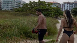 Illustration for article titled Amateur MMA Fighter Beats Up Man Jerking Off In Front Of Her During Beach Photoshoot